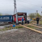 Abladen des gespendeten
Döhlauer Feuerwehrautos